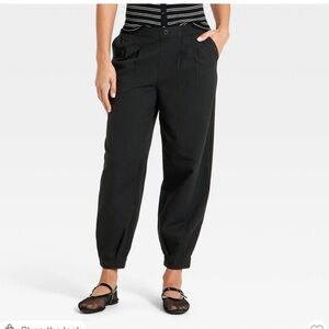 NWOT Women's Ballon Jogger Pants. Black. M